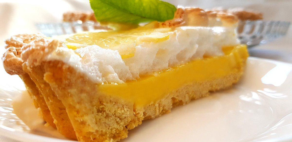 Fatia de tarte de limão merengada