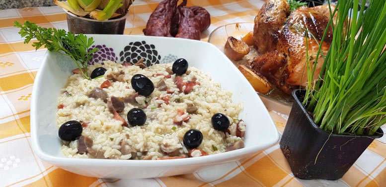 Frango assado com ervas aromáticas e arroz de miúdos