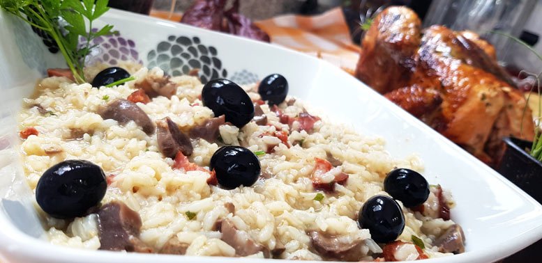 Frango assado com ervas aromáticas e arroz de miúdos